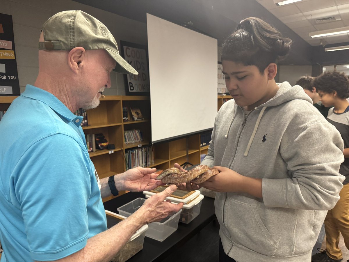 HenryMossMiddle's tweet photo. Our 7th grade Dragons got to meet some special friends yesterday and learn about local Kentucky animals! Thanks Real Science with Brad Reynolds for coming to visit! https://t.co/MvyRFBq9nc