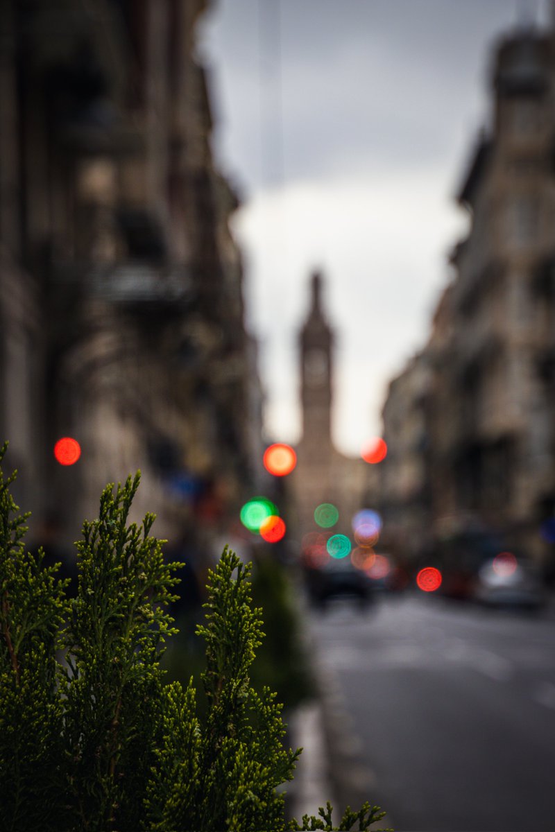 La torre de la iglesia de Santa Catalina al final de la calle de la Paz, Valencia. #valencia #bokeh #desenfoque #urban #urbanphotography #street #streetphotography #wander #photography #photooftheday #canon #canonphotography @valenciabonita_