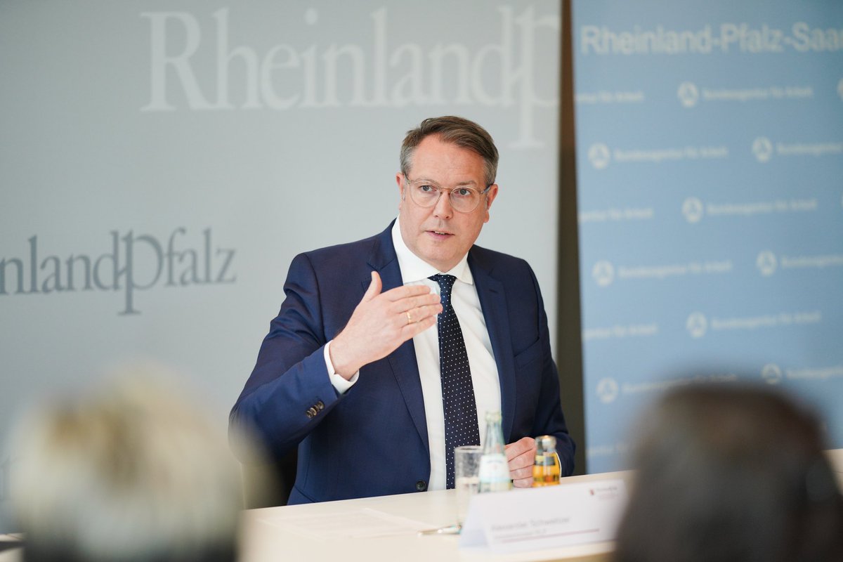 .@Alex_Schweitzer:„Um die Arbeitsmarktintegration aller SGB II-Leistungsbeziehenden zu unterstützen, flankieren wir in #RheinlandPfalz den Job-Turbo des Bundes mit dem „Jobcoach24+' und unterstützen Bezieherinnen und Bezieher von Bürgergeld mit einem individuellen Coaching.“