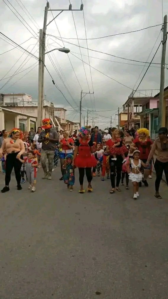 Invaden las calles de #ConsolacióndelSur , los niños y trabajadores de los Círculos Infantiles festejando su 63 Aniversario pq #LaPrimeraInfanciaImporta y porque los niños son los que saben querer. @CurbeloNiurka  @CubaMined @EvelioHerreraP1