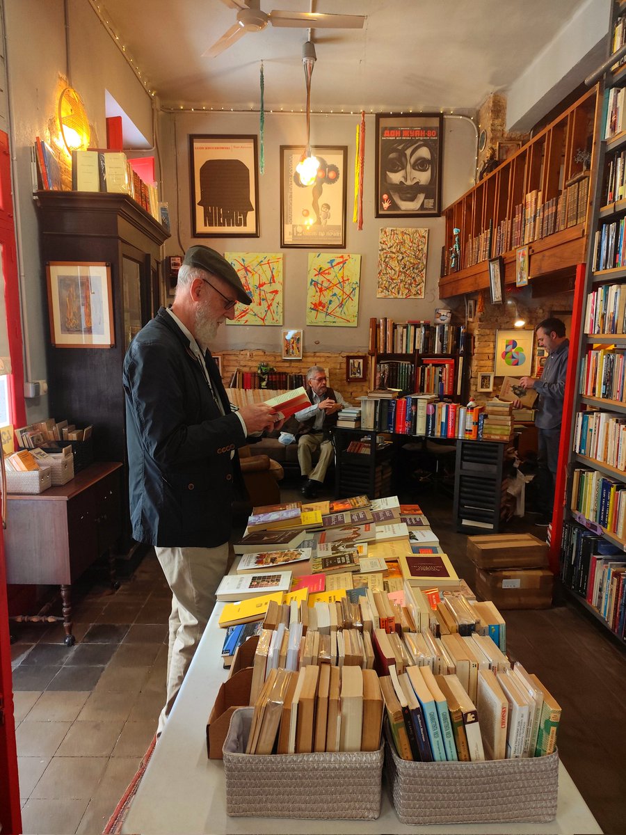 SantaLeonor13's tweet photo. Entre libros.
En el devenir diario del quirófano, música de sónar, aprecio una ventana al exterior con las redes sociales. Me molesta sean diana de periodistas mal avenidos para vomitar sobre ellas sus propias incapacidades.
Las fotos, de #Boteros hasta en pandemia visité a Dani https://t.co/E4BfwnxwDg