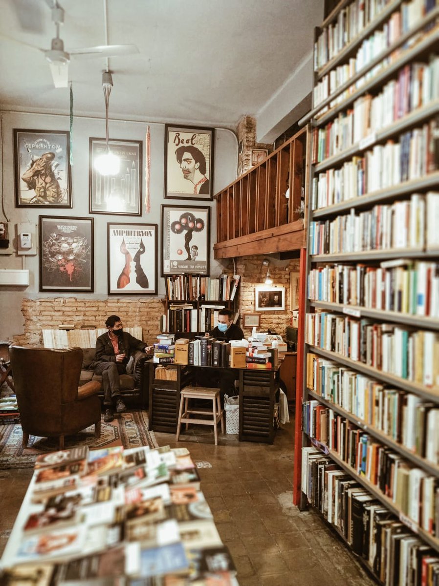 SantaLeonor13's tweet photo. Entre libros.
En el devenir diario del quirófano, música de sónar, aprecio una ventana al exterior con las redes sociales. Me molesta sean diana de periodistas mal avenidos para vomitar sobre ellas sus propias incapacidades.
Las fotos, de #Boteros hasta en pandemia visité a Dani https://t.co/E4BfwnxwDg