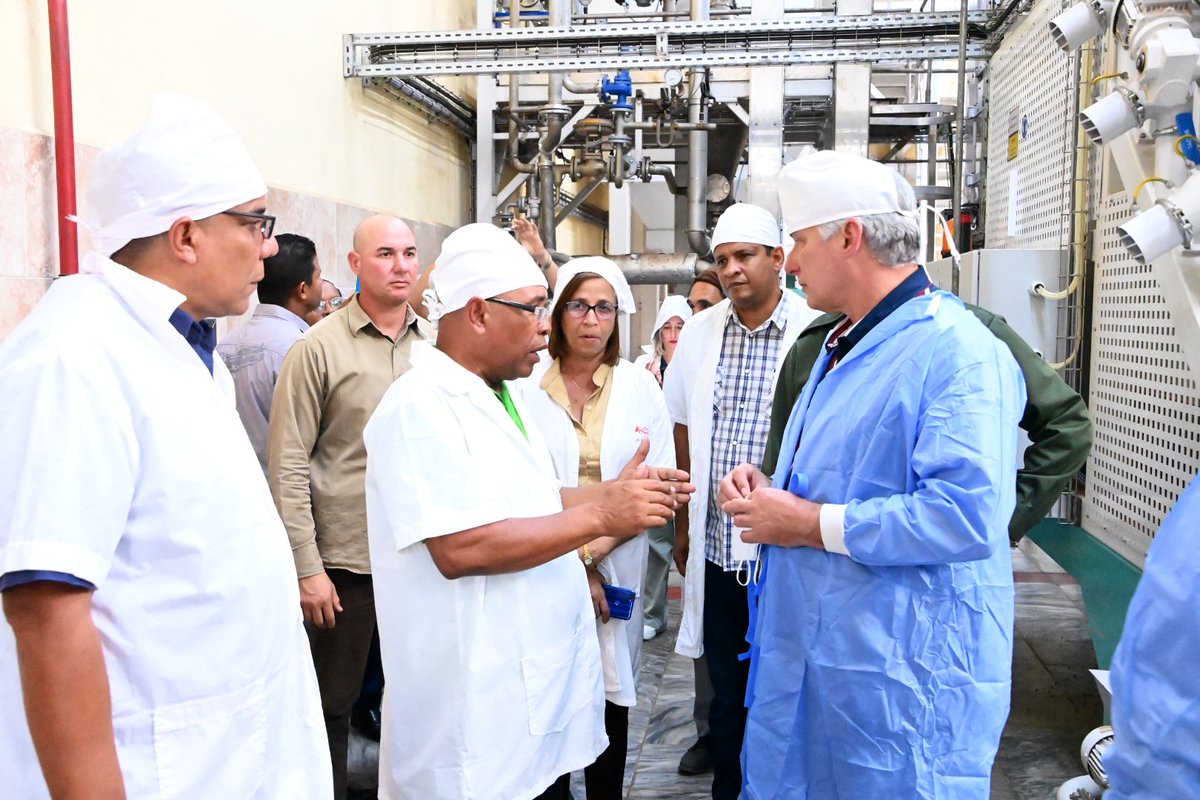 En la ciudad del Yunque y del río Miel, la bella Baracoa, está hoy el Presidente @DiazCanelB . Aquí visita fábricas insignias de la primada de #Cuba que producen por debajo de sus potencialidades, la de chocolate 🍫, la de Extracción de aceite de coco🥥 y una unidad pesquera.