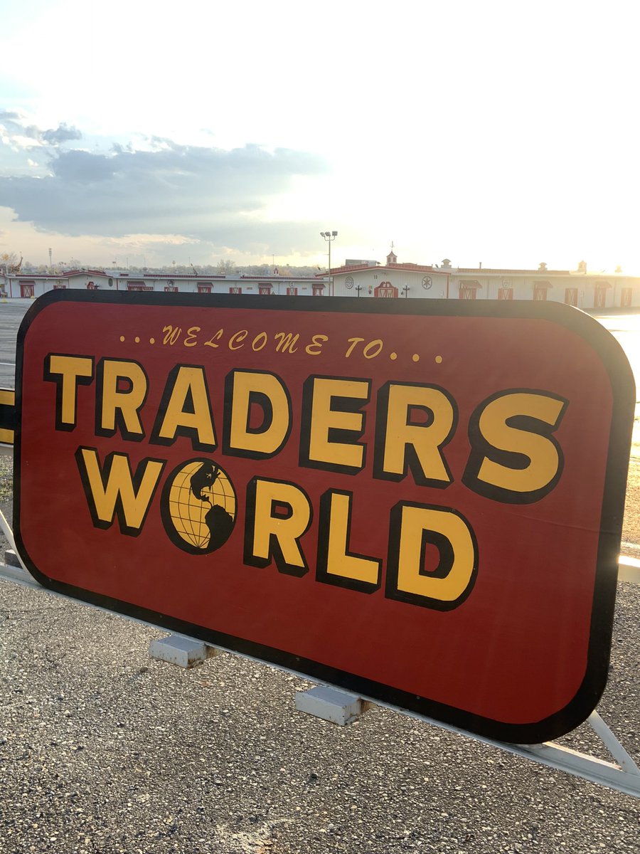 Did some exploring while in southern Ohio for the eclipse: my friends showed me Trader’s World, a giant indoor flea market whose buildings are topped with many, many giraffes. Bizarre and amazing and I’m happy such a place exists. :)