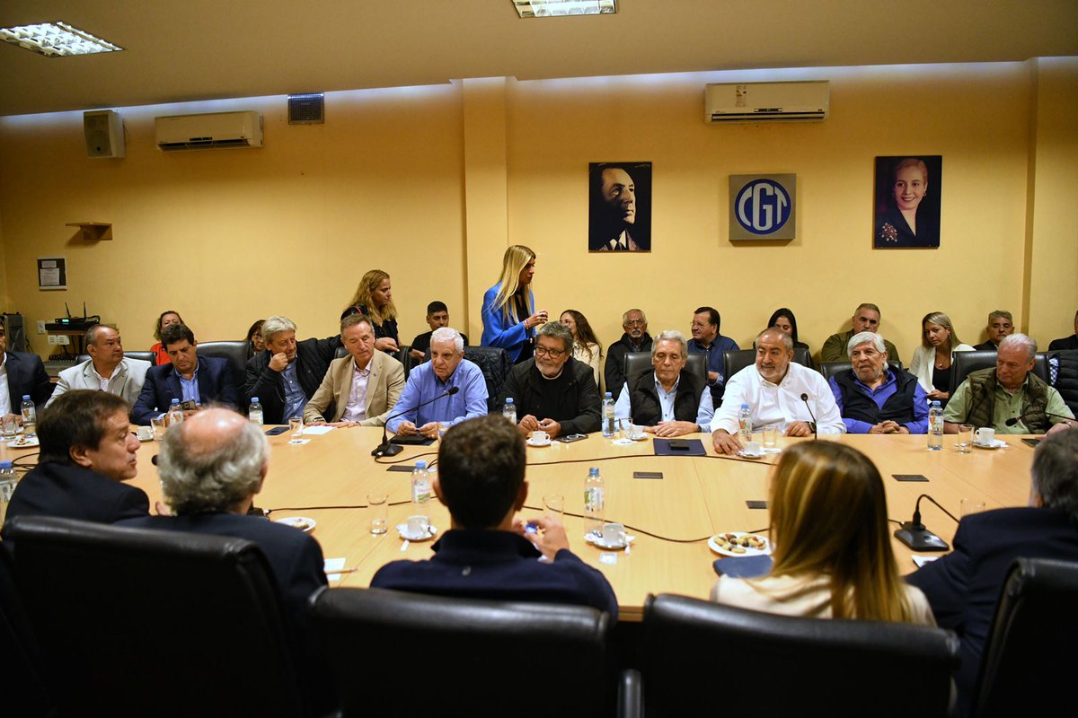 Reunión entre el Interbloque de @Senadores_UxP y la @cgtoficialok 👇 Organización para defender el salario y los derechos de las y los trabajadores argentinos frente al ajuste feroz, los despidos, los tarifazos y las privatizaciones de Milei.