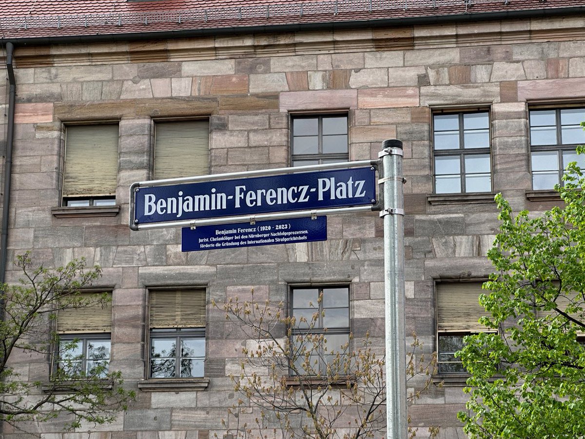 Benjamin-Ferencz-Platz: So heißt der Platz vor dem Memorium #Nürnberg|er Prozesse seit heute. Benjamin Ferencz war der letzte noch lebende Chefankläger der Nürnberger Prozesse und ist 2023 mit 103 Jahren gestorben. Bei der Benennung war auch seine Familie anwesend: