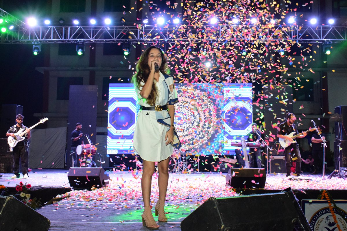 Renowned Bollywood playback sensation, Aakanksha Sharma, set the stage on fire with her electrifying performance at Sanketh 2024-A Techno Cultural Fest in SDGI Global University-SGU, Ghaziabad ! 🎶✨

#GlobalLeadership #JoinUs #SDGIGlobalUniversity #Sunderdeep #group #Ghaziabad