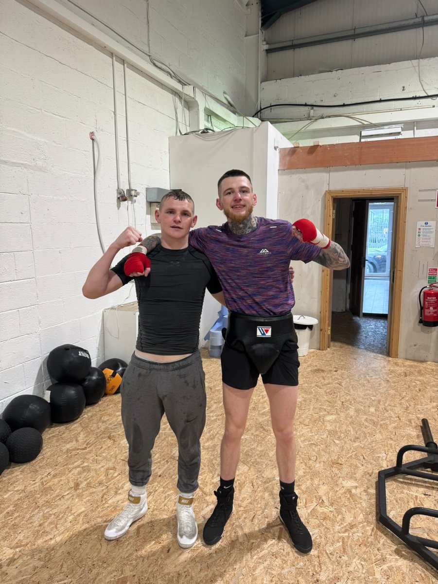 Remember being the young prospect comin up in the pro ranks sparring the experienced guys. 7 years deep in the game now how the tables turn 😅 Thanks for the work today champ 💪🏼🇮🇪