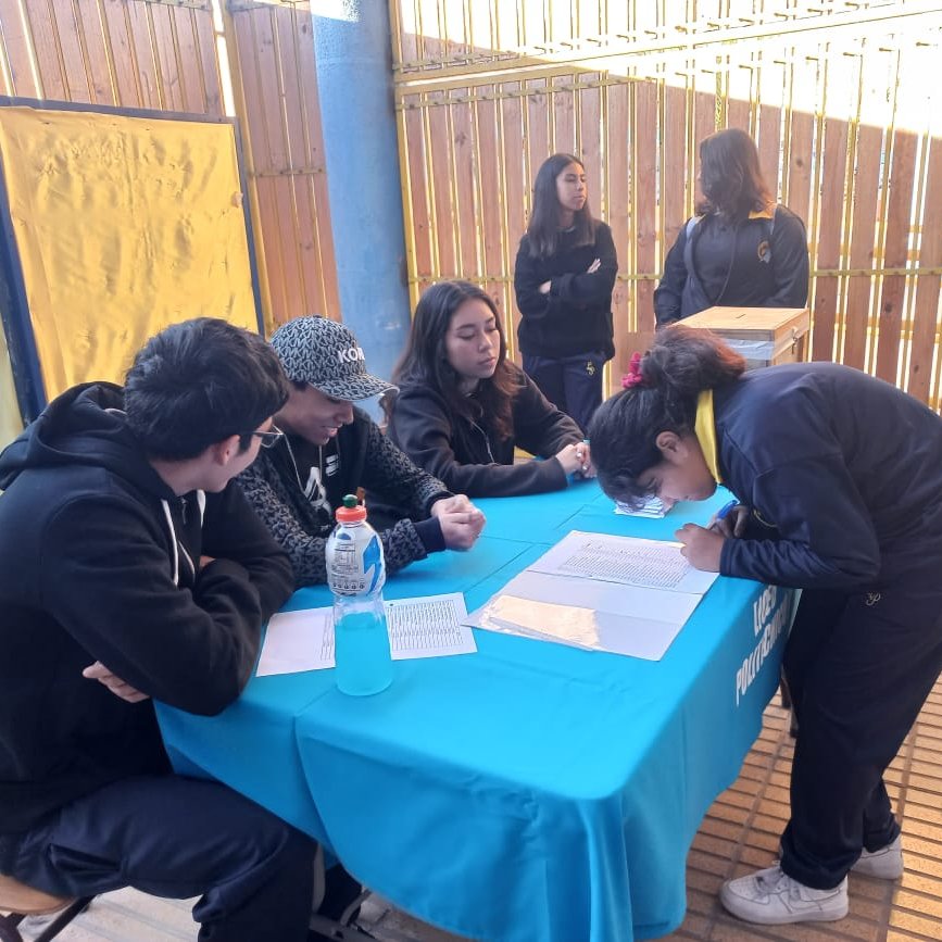 SLEPHuasco's tweet photo. ¡Anuncio importante! Finalizan las elecciones del CEAL en el Liceo Politécnico de Vallenar. Agradecemos desde el SLEP Huasco a los estudiantes por su participación y compromiso. ¡Felicitaciones al nuevo equipo representante! 🎓🗳️ #EleccionesCEAL #LiceoPolitécnicoVallenar https://t.co/bOuY8CmP7z