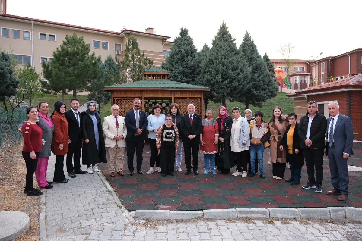 Akkent Mahallemizde bulunan Çorum Valiliği Engelsiz Yaşam, Bakım Rehabilitasyon ve Aile Danışma Merkezi Müdürlüğü'müzdeki kardeşlerimizi Yargıtay Cumhuriyet Başsavcısı hemşehrimiz Sn. Bekir Şahin ile birlikte ziyaret edip bayramlarını tebrik ettik; mutlu gördük, çok mutlu olduk.