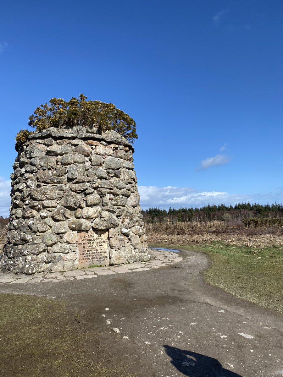 Culloden. 🏴󠁧󠁢󠁳󠁣󠁴󠁿 ⚔️ The blue flags represent the front line of the Jacobite Army. The battlefield was basically a bog. The thatched cottage was the original Culloden museum. And the memorial cairn to the 1500 lost. Another great visitor experience from #NationalTrustScotland