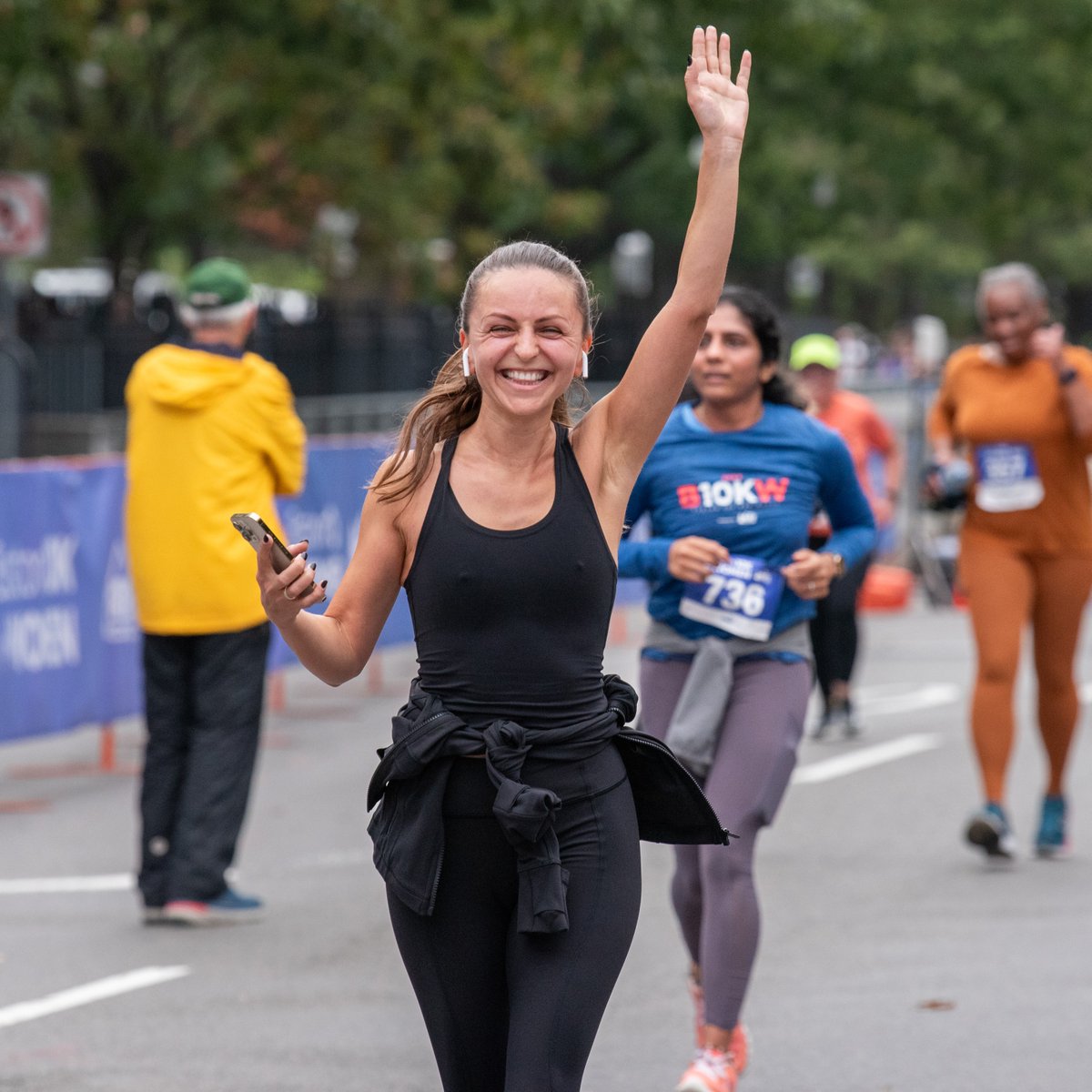 Raise your hand if you’ve registered for this year’s Boston 10K for Women! Not yet? Click the link and register today: runsignup.com/Race/MA/Boston…