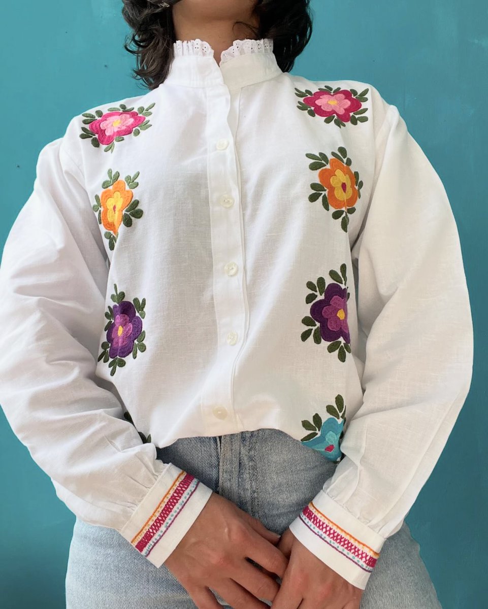 pimkay_ec's tweet photo. Bordada a mano en lino por mujeres zuleteñas.
Esta blusa es parte de una historia que perdura a través del tiempo. Es testigo del talento artesanal ecuatoriano y del amor por lo hecho a mano.
#emprendimiento #modaecuador https://t.co/i6OQd6rMp1