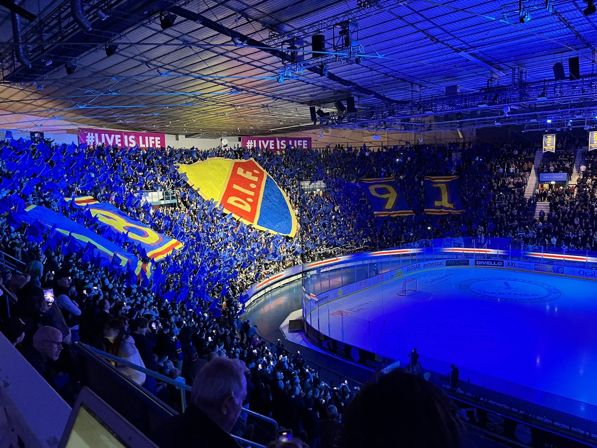 Mäktigt tifo på Hovet. Kan Mora blåsa Djurgården i kväll eller fixar Dif finalbiljetten?
