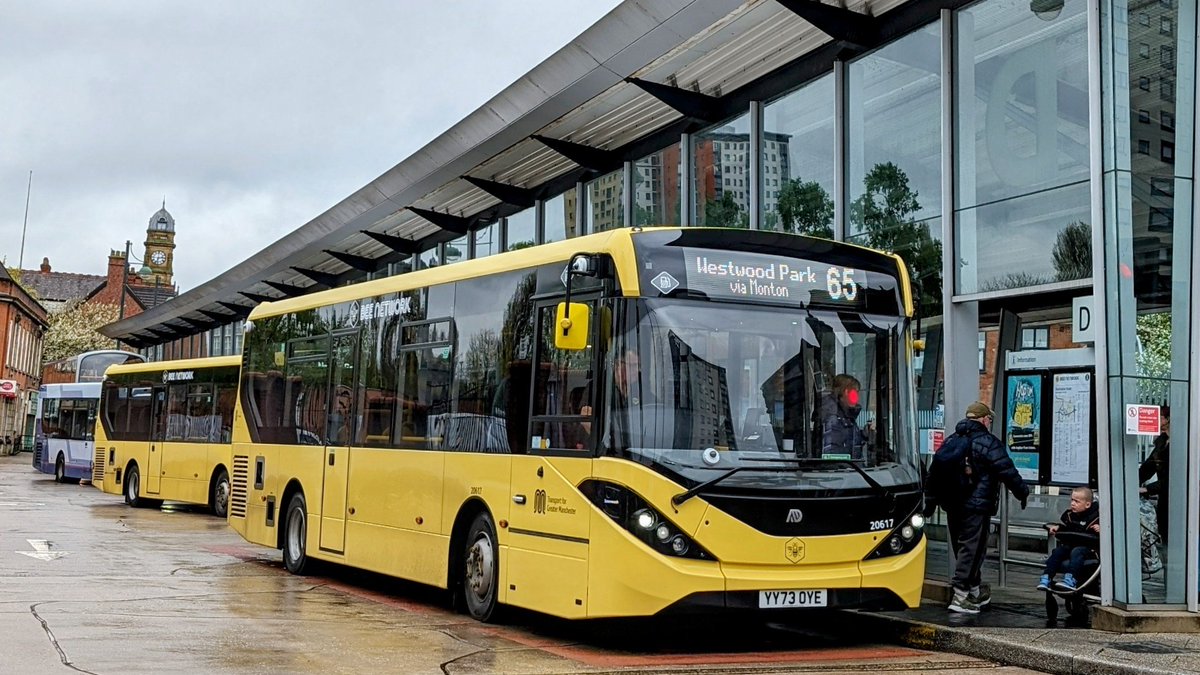 Bees buzzing in a wet #Eccles this afternoon.. @BeeNetwork 🐝🐝

@StagecoachGM 10859 - SN17 MKF working a 33 service heading to #Worsley.
@DiamondBusNW 20617 - YY73 OYE working a 65 service heading to #WestwoodPark.