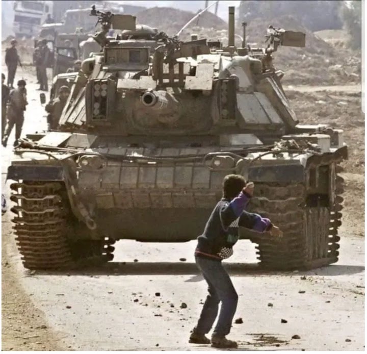 Esta icónica foto del niño palestino Faris Odeh fue tomada el 29/10/2000 cuando un reportero de Associated Press vio a Odeh solo frente a un tanque, curvado hacia atrás y sosteniendo una piedra en la mano en postura para lanzarla. La imagen dió la vuelta al mundo. 10 días…