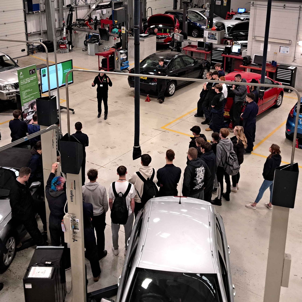 Thank you to Nottingham College for inviting our Toyota Talent Manager, Terrell, to speak to their Motor Vehicle students about automotive careers and how we can help them find their first job in the industry 💼

Toyota Talent Programme: 
🔗: autotechrecruit.co.uk/academy/toyota…