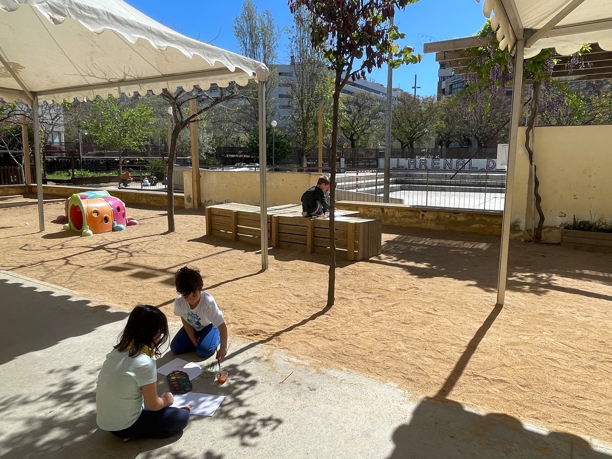 arenaldellevant's tweet photo. Aquest matí la classe dels Minerals hem sortit a observar els canvis que s'estan produint durant la primavera en les plantes 🌿 i els arbres 🌳 del pati. Aprofitant el bon temps que feia ☀️, hem escollit aquell que més ens agradaven i hem fet uns dibuixos fantàstics!🎨 https://t.co/dbygYJhEis