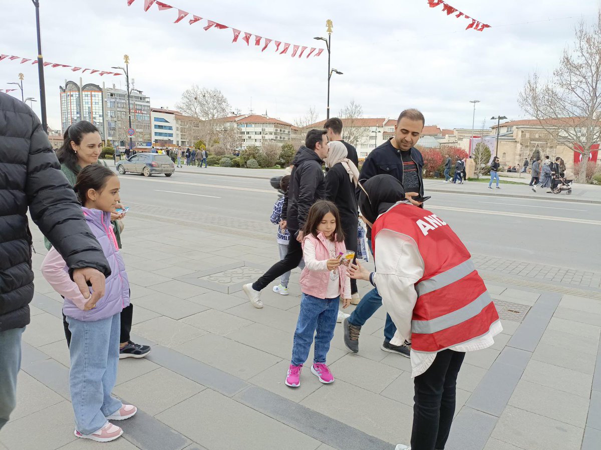 🍬 Bayram ANDA Sivas gönüllülerimiz, bayramın neşesini çocuklarımızla paylaşmak için Kent Meydanı’nda şeker dağıtımı gerçekleştirdi❤️🍬 #anda #andaderneği #andayanında #bayram #bayramlık #çocuk