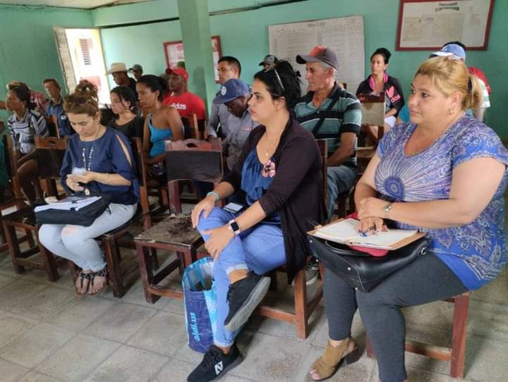 Desde el Consejo Popular Purialito las máximas autoridades del gobierno y el Primer Secretario del PCC @Osmundo37259902 del municipio #Jatibonico, de conjunto a la presidenta del Consejo Popular, delegados y trabajadores de la comunidad en discusión de la Resolución RCB180.