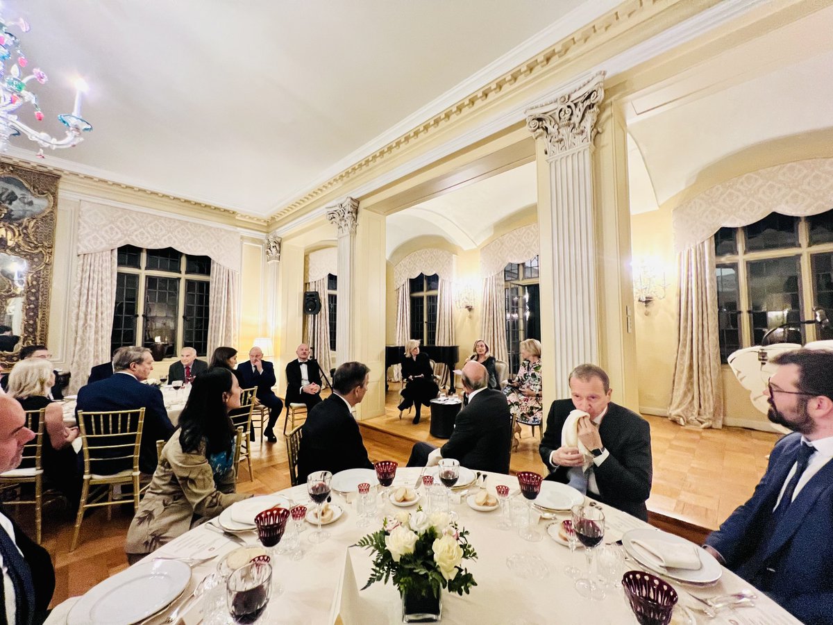 GrassellinoSRF's tweet photo. Thank you ⁦@consiusa⁩ ⁦@ItalyinUS⁩ ⁦@MAZappia⁩ for two incredible days of stimulating discussions and building networks and bridges between my two beloved countries 🇮🇹 🇺🇸 Together we can push the world to be a better place ⁦⁦@doescience⁩ ⁦@INFN_⁩ https://t.co/3Np8mO2TnX