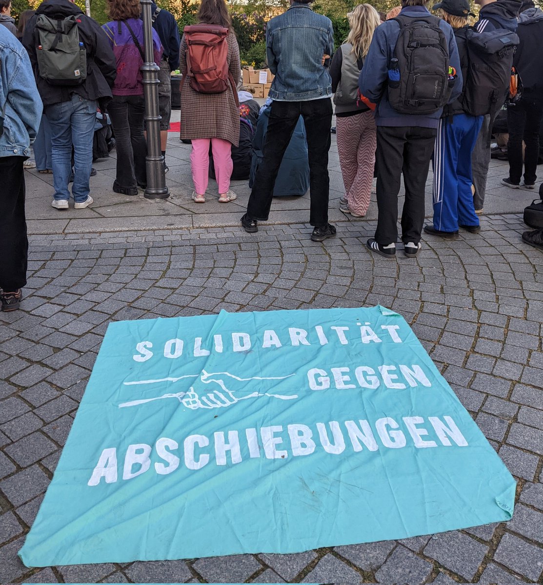 Auch in #Leipzig protestieren 200 Menschen gegen den Abschottungspakt namens #GEAS. Die Mehrheit der EU-Parlamentarier*innen haben für die faktische Abschaffung des Rechts auf Asyl in Europa gestimmt. #shameonEU #le1004