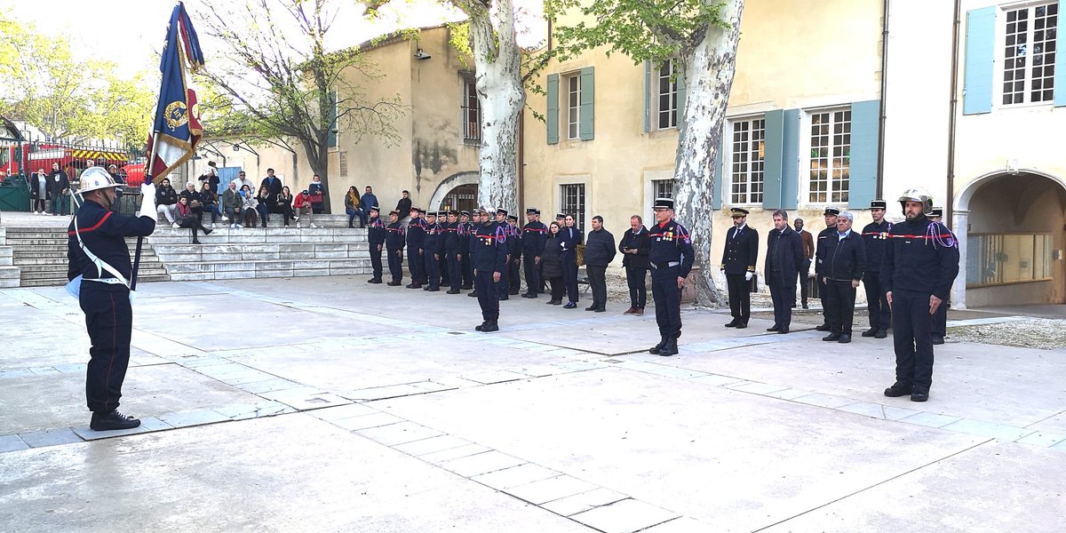 sdis84's tweet photo. #cérémonie
Passation de #commandement ce soir entre le Lieutenant Pivato et l'adjudant Molero qui devient ainsi le nouveau chef du centre d'Incendie et de Secours de #Pernes-les-Fontaines. https://t.co/A438dqAcWi