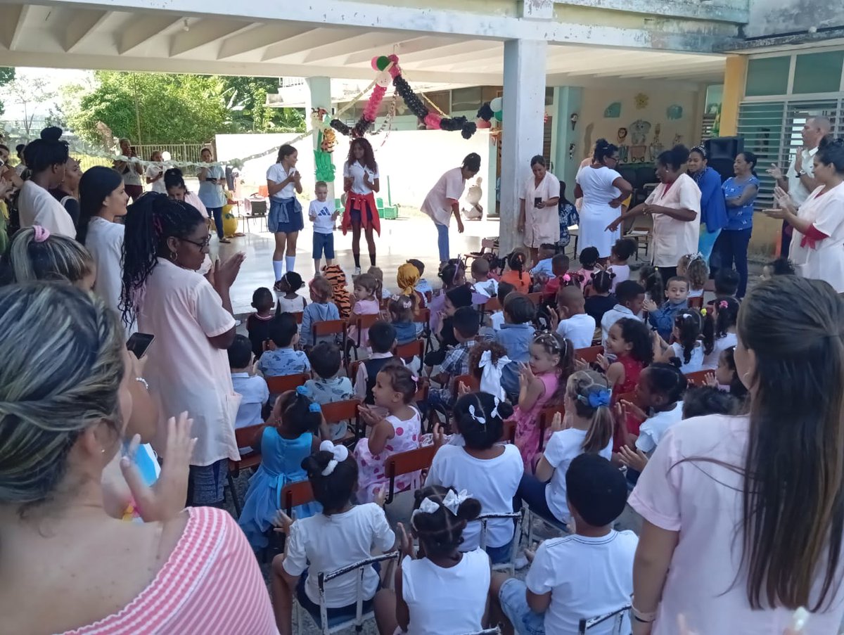 Felicidades a todas las seños y demás personas que hacen personas de bien a nuestros hijos, en su día. Aniversario 63 de la creación de los Círculos Infantiles. Actividad celebrada en el Círculo Infantil 'Ojitos Alegres' en el Cotorro. @CotorroAmpp @EmpresaAcero