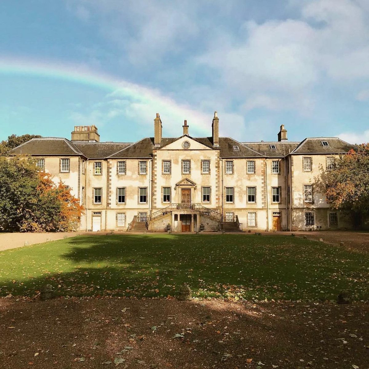 A touch of magic looming in Musselburgh 🌈🪄Wizards, witches, fairies, elves, lovers of spells & potions, mark 6th July in your diary for Enchanted Newhailes with workshops, broom training and crafts visiteastlothian.org/business/newha… #EastLothian #VisitEastLothian #familyfun #magic