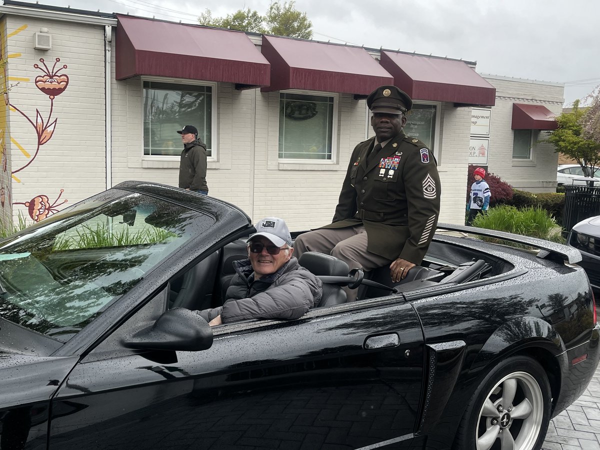 Connecting with the community🌼

Recently, Soldiers from 593rd ESC represented I Corps & @JBLM_PAO in the 91st Annual #DaffodilFestival Grand Floral Parade in the @CityofTacoma
COL Cotman participated in the parade as Grand Marshal & CSM Clark rode along as the Military VIP