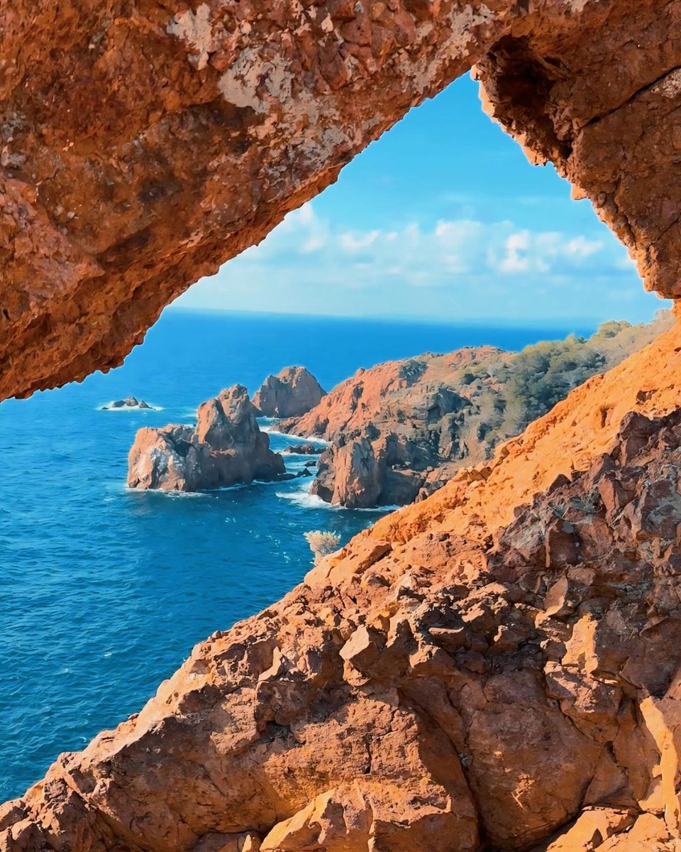 Le Massif de l'Esterel et l'iconique Corniche d'Or ☀️ 📍@EsterelCoteAzur 📸ladolcemicka (IG) #CotedAzurFrance @euro_tour