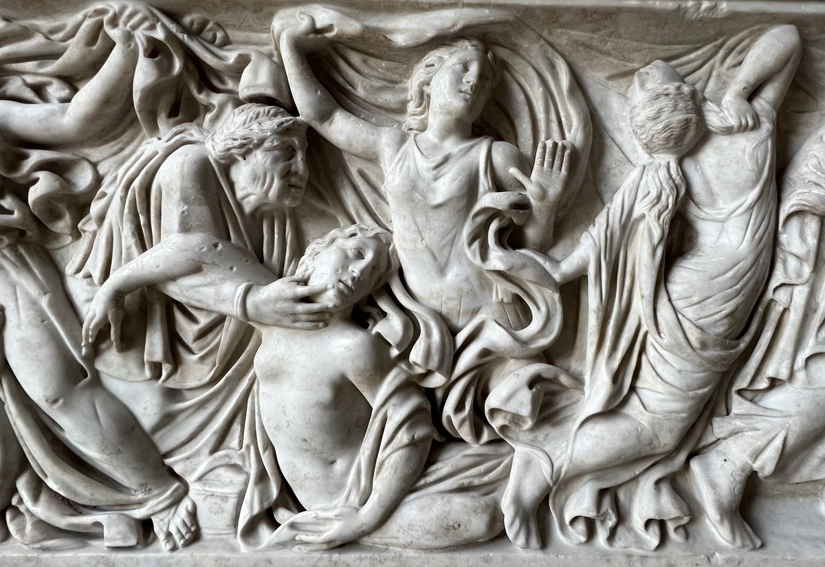The slaughter of Niobe’s children.

These horrific scenes on this sarcophagus tell a story of the vengeful nature of the gods, should they be affronted by mortals. In revenge for Niobe boasting to Leto that she has more..(1/5)
c. 150 AD
📷2023
#Roman #Archaeology #ReliefWednesday