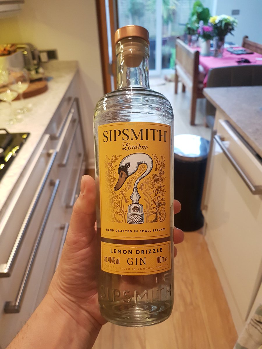 Cin cin everybody 

Not a huge fan of flavoured gins on the whole but this @sipsmith lemon drizzle is soooooo subtle it's bloody lovely

Only needs a warm sunny day to make perfect
