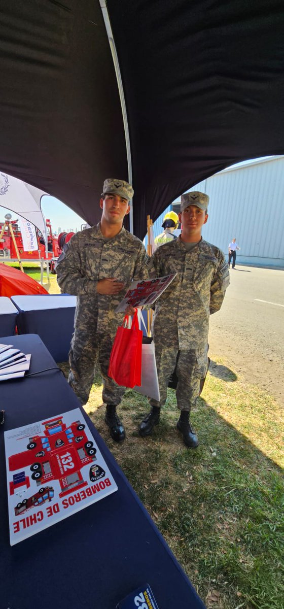 BomberosdeChile's tweet photo. 𝗙𝗜𝗗𝗔𝗘 𝟮𝟬𝟮𝟰 | La gente que visita la Feria @FIDAE_OFICIAL llega hasta el stand de #BomberosdeChile https://t.co/y6uCEvpLum