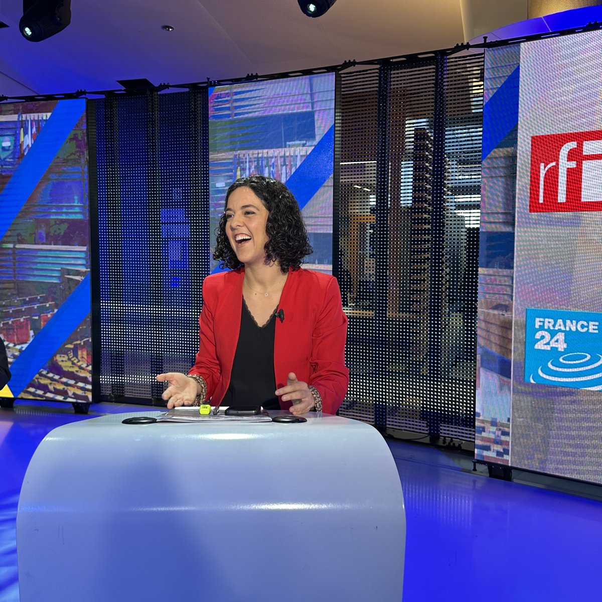 🔴 C'est parti pour le débat de @ManonAubryFr face aux autres têtes de liste sur France24 et RFI. #UnionPopulaire
