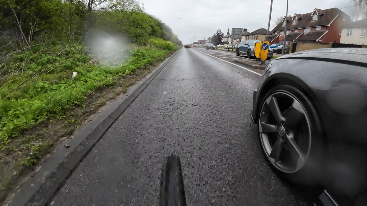 For the love of god, DO NOT overtake like this just before a traffic island!!!! Yes, they've been reported!