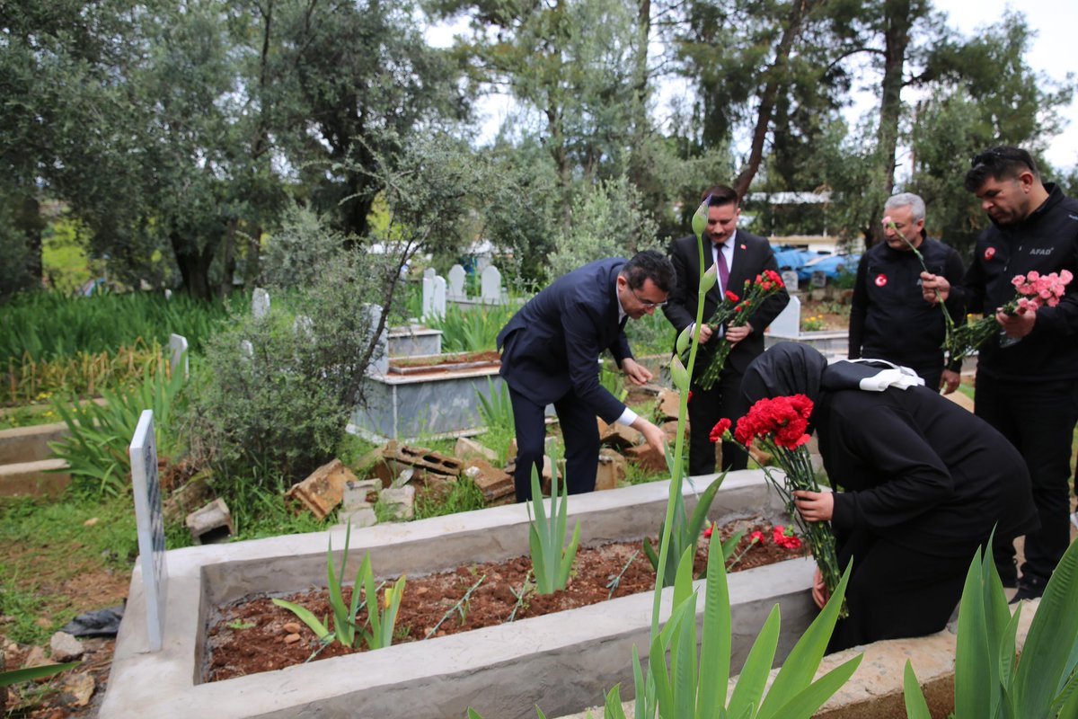 📍 Hatay Asrın felaketinde hayatını kaybeden mesai arkadaşımız Mustafa Çolak’ı mezarı başında dualarla andık. AFAD ailemizin fertleri ve aileleri başta olmak üzere depremde hayatını kaybeden tüm vatandaşlarımızı rahmetle ve saygıyla yad ediyoruz. Mekanları Cennet olsun. 🤲🏻