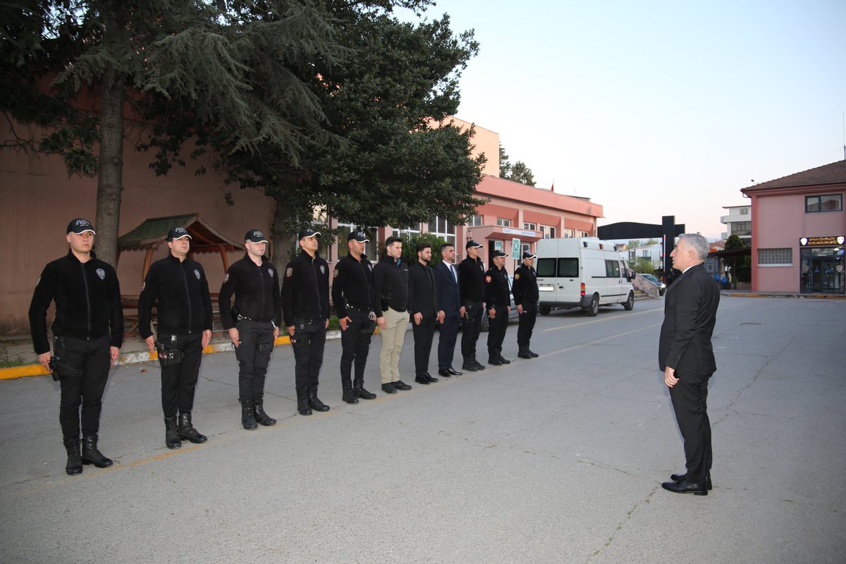 İl Emniyet Müdürümüz Sn. Faruk KARADUMAN, görevi başındaki meslektaşlarımızı ziyaret ederek Ramazan Bayramlarını ve Polis Haftalarını kutladı. #KocaeliEmniyet #RamazanBayramı #10NisanPolisHaftası