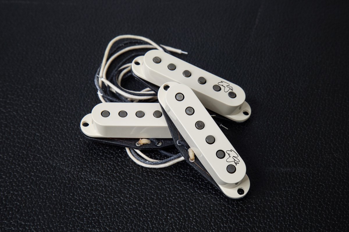 Modern blues and rock legend @EricGalesBand needs a pickup set that can seamlessly transition from smooth blues to cutting rock tones. Enter the The Eric Gales Signature Pickup Set: hubs.la/Q02sgXwz0 #SeymourDuncan #EricGales #FenderStratocaster