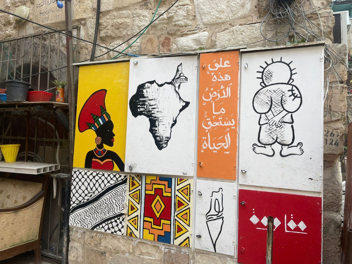 1. If you walk through the cobbled alleys of occupied East Jerusalem's Muslim quarter, you will come across a community of Afro-Palestinians. Their history is closely linked to one of the holiest sites in Islam.  A thread by the BBC’s @rehakansara.