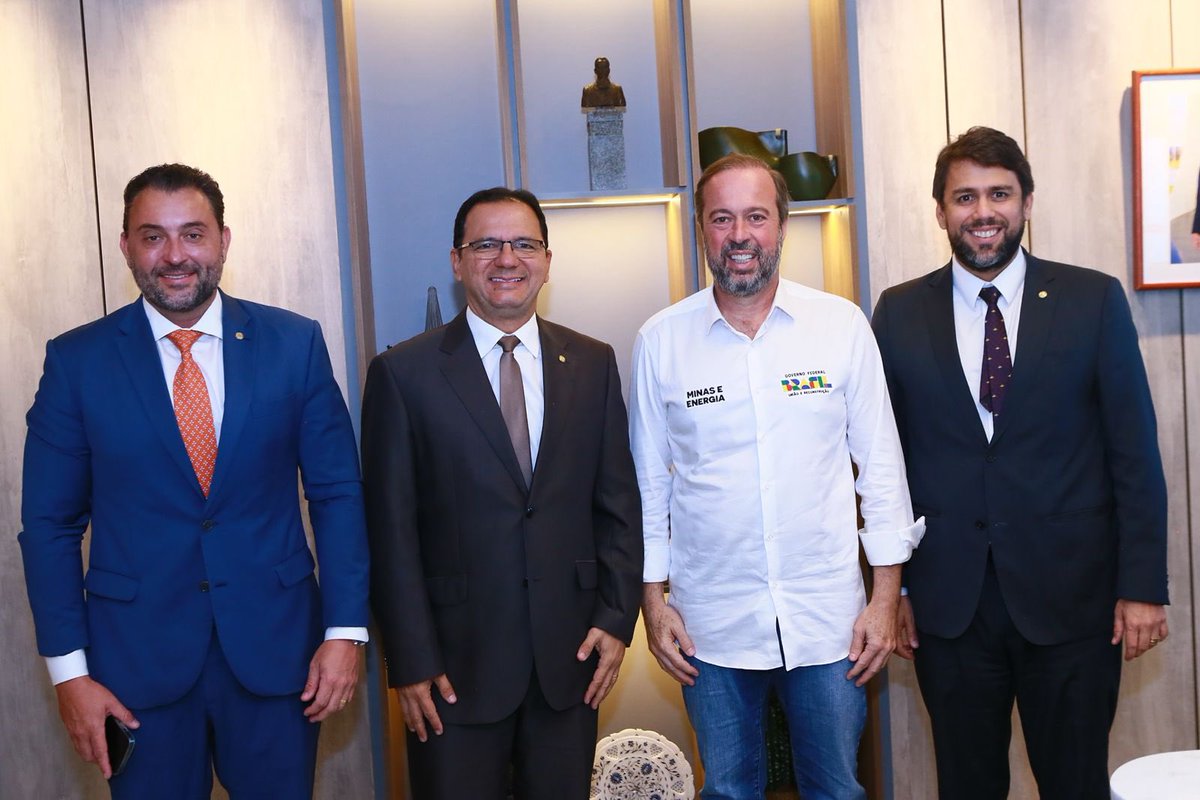 Participei de uma reunião com os deputados federais <a href="/juniorferrari55/">Júnior Ferrari</a> e <a href="/atilaliraof/">Atila Melo Lira</a> e o ministro de Minas e Energia, <a href="/asilveiramg/">Alexandre Silveira</a>. Dialogamos sobre o potencial do nosso país para avançar na exploração petrolífera da Margem Equatorial. Estamos trabalhando por essa pauta na Câmara