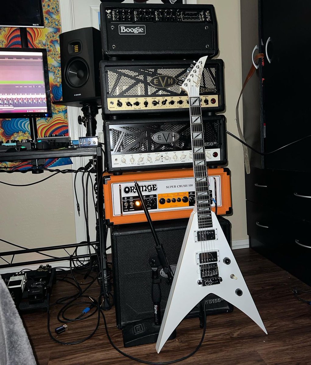 Super cool rig of doom for the band Mourning High. Do they get high off of mourning? Or are they mourning the loss of highs gone by? We don't know, but that @EverTune8 equipped @JacksonGuitars is badass. 😎