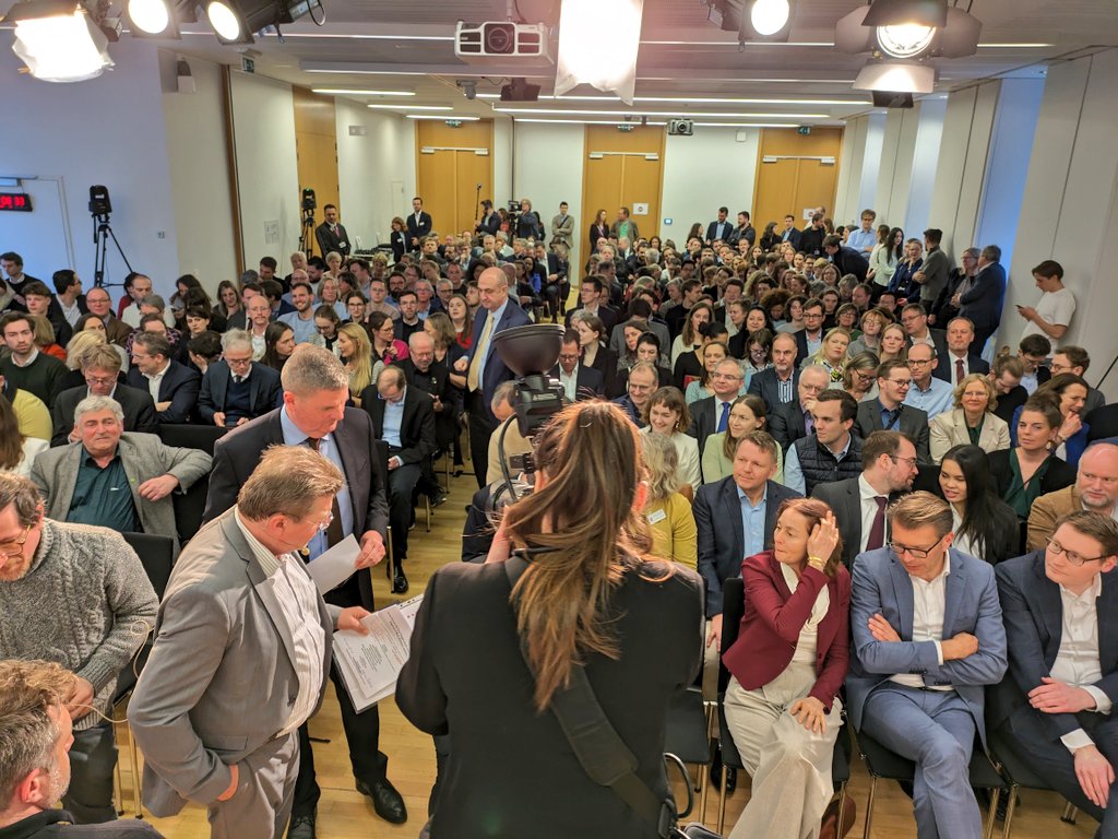 Die Kandidatinnen und Kandidaten der Parteien sind nun auch alle eingetroffen... Volles Haus bei <a href="/HEBerlinEuropa/">Hessen in Berlin und Europa</a> mit über 600 angemeldeten Teilnehmern.