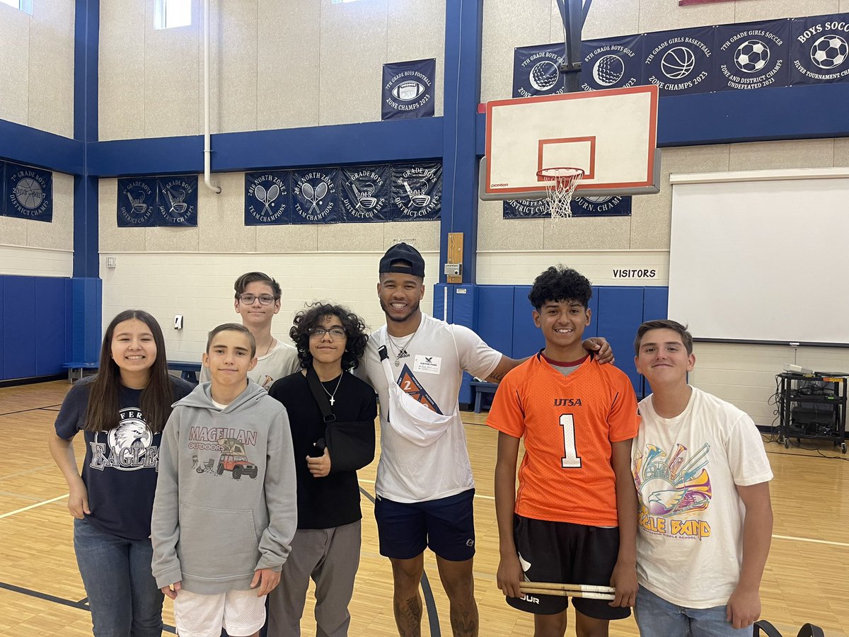 Frank Harris from UTSA football came to talk to our athletes @NISDJefferson @UTSAFTBL @NISD_Athletics