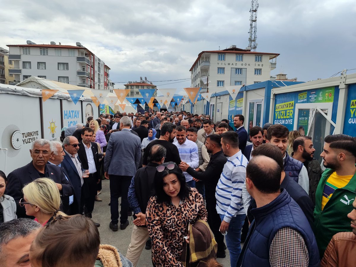 Enerji ve Tabii Kayn Bakanımız Dr. Alparslan BAYRAKTAR,Başkanımız Mehmet ÖNTÜRK, Ak Parti Hatay İl Başk Mustafa ERDOĞAN , Milletvekillerimiz ve Belediye Başk katılımıyla İl Başkanlığımızda Yol arkadaşlarımızla Ak Parti İl binamızda bayramlaşmamızı gerçekleştirdik.