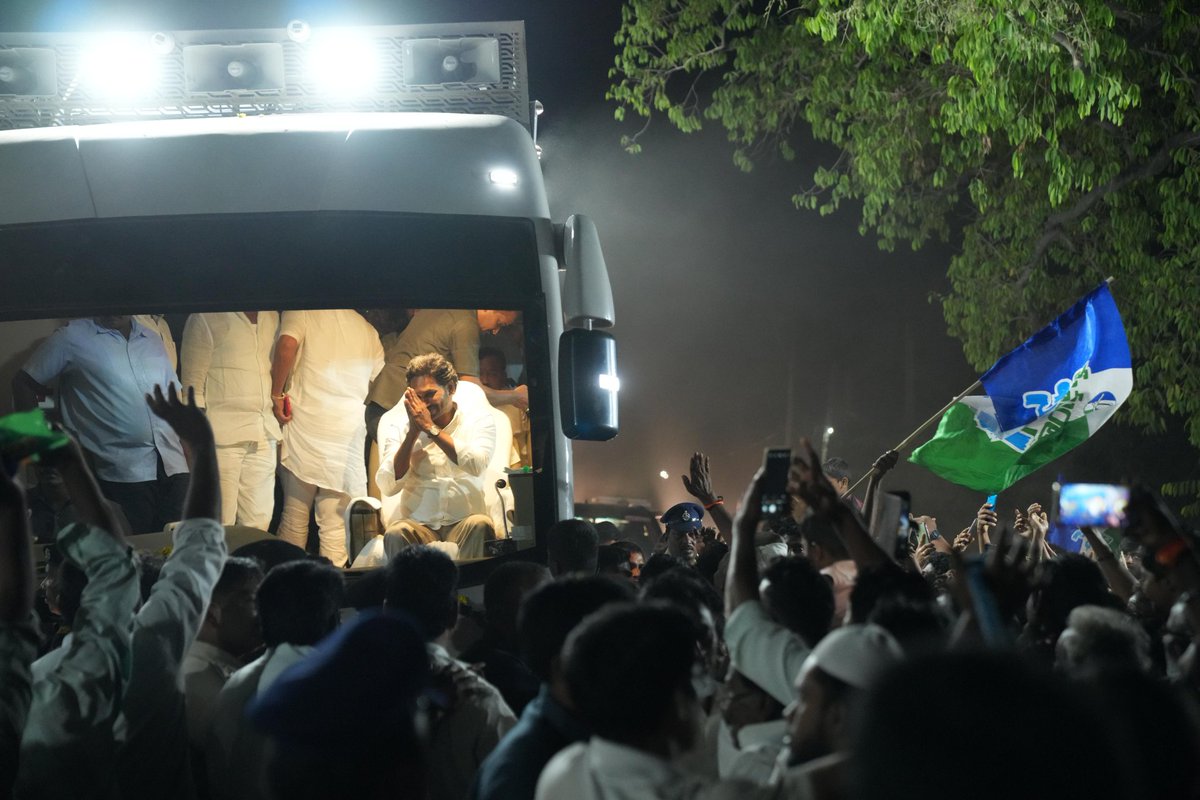 SajjalaBhargava's tweet photo. ఎండైనా
వానైనా
వెలుగైనా
చీకటైనా
ఎప్పుడైనా.. ఎక్కడైనా..
జనమే జగన్.. జగనే జనం!

#YSJaganAgain #MemanthaSiddham #YSRCP #AndhraPradesh https://t.co/4771GbSEbk