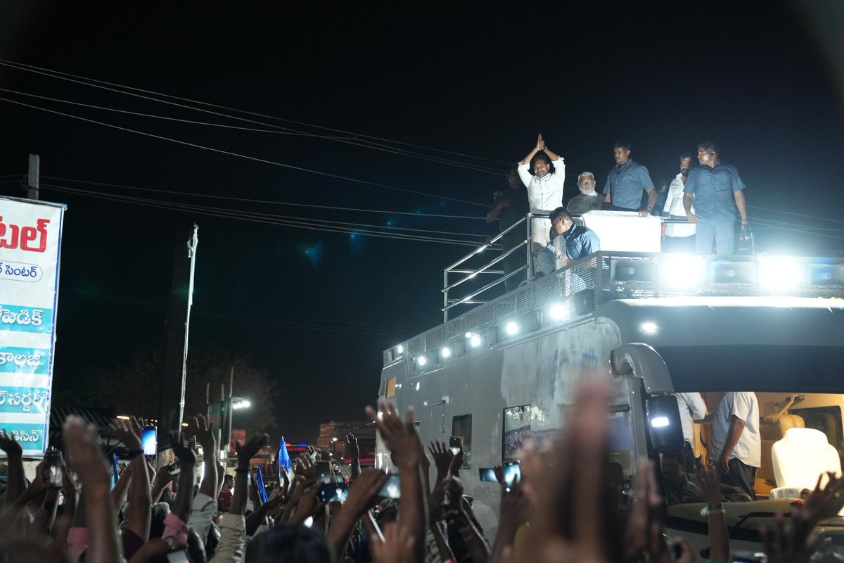 SajjalaBhargava's tweet photo. ఎండైనా
వానైనా
వెలుగైనా
చీకటైనా
ఎప్పుడైనా.. ఎక్కడైనా..
జనమే జగన్.. జగనే జనం!

#YSJaganAgain #MemanthaSiddham #YSRCP #AndhraPradesh https://t.co/4771GbSEbk