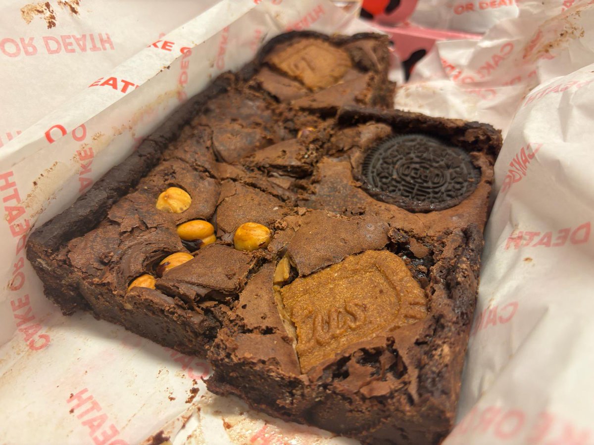 🍰This week on the @ukonward cake trolley: vegan(!) brownies from Cake or Death. Despite some initial suspicion, these dairy-free treats won over naysayers. Team Onward rating: 8.67