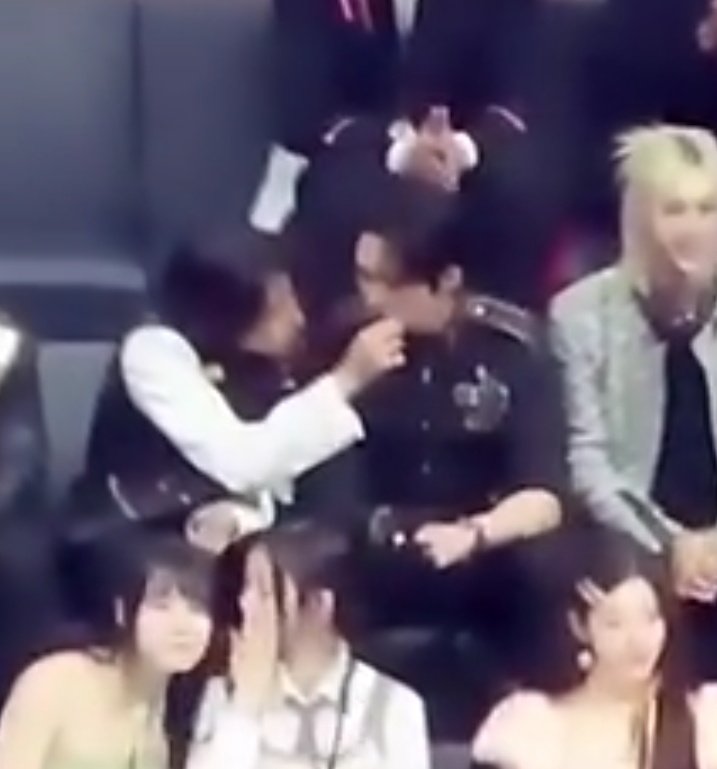 cosmicsunggie's tweet photo. Jisung le sacó algo de la Boca a Minho y este terminó mirando al suelo re avergonzado.

1- Jisung pudo haberle solo avisado para q Minho se lo sacara el mismo.

2-Solo con Jisung Minho se pone así de tímido.

3- Comportamiento de novios y k llore el que quiera. https://t.co/ukdmt9Q4qi