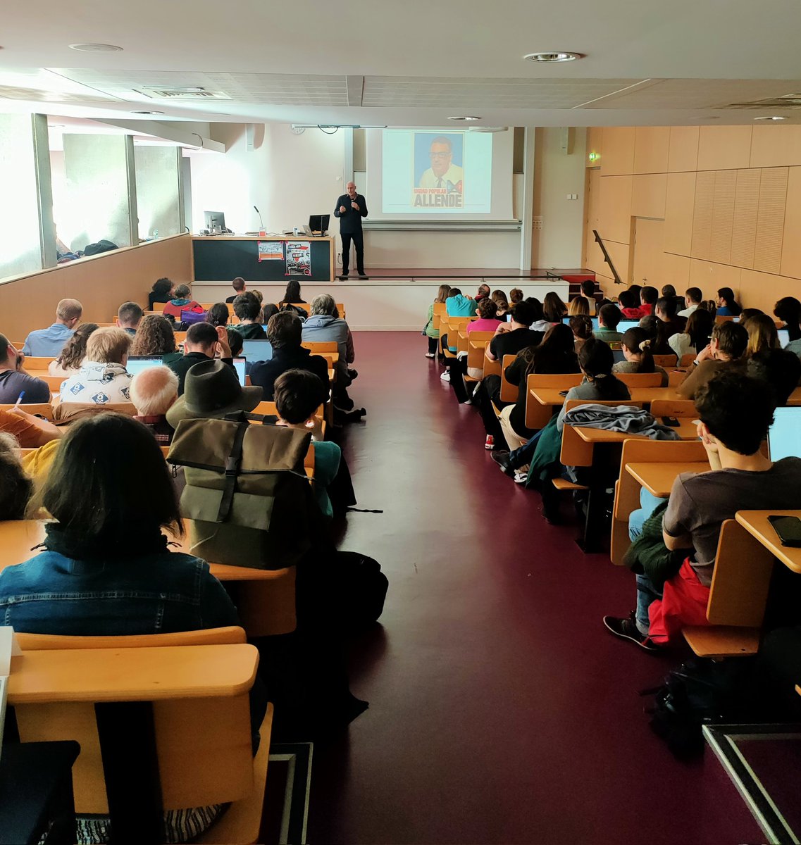 AlexandreVin100's tweet photo. Grand succès de la 3e conférence annuelle du département d'histoire @UnivPoitiers 
Merci @GaudichaudF pour cette immersion passionnante dans la révolution chilienne !
Merci également @marie_wln pour l'organisation. https://t.co/hcf9wNO2oo